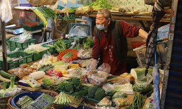《開箱傳統市場》穿梭台北東門市場　向70年資深菜攤買好菜、尋覓難忘銅板美食