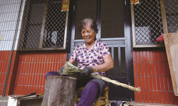 16歲做到80幾，嘉義阿嬤用台灣植物做掃帚：我若不做，就失傳了
